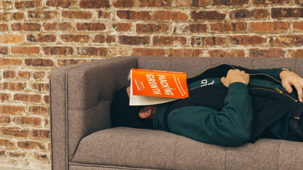 Benefícios de tirar um cochilo após o almoço no trabalho