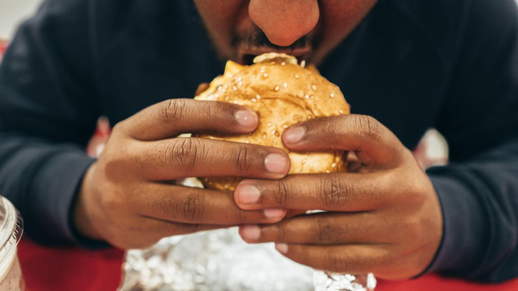 O que é compulsão alimentar, causas, sintomas e tratamento?